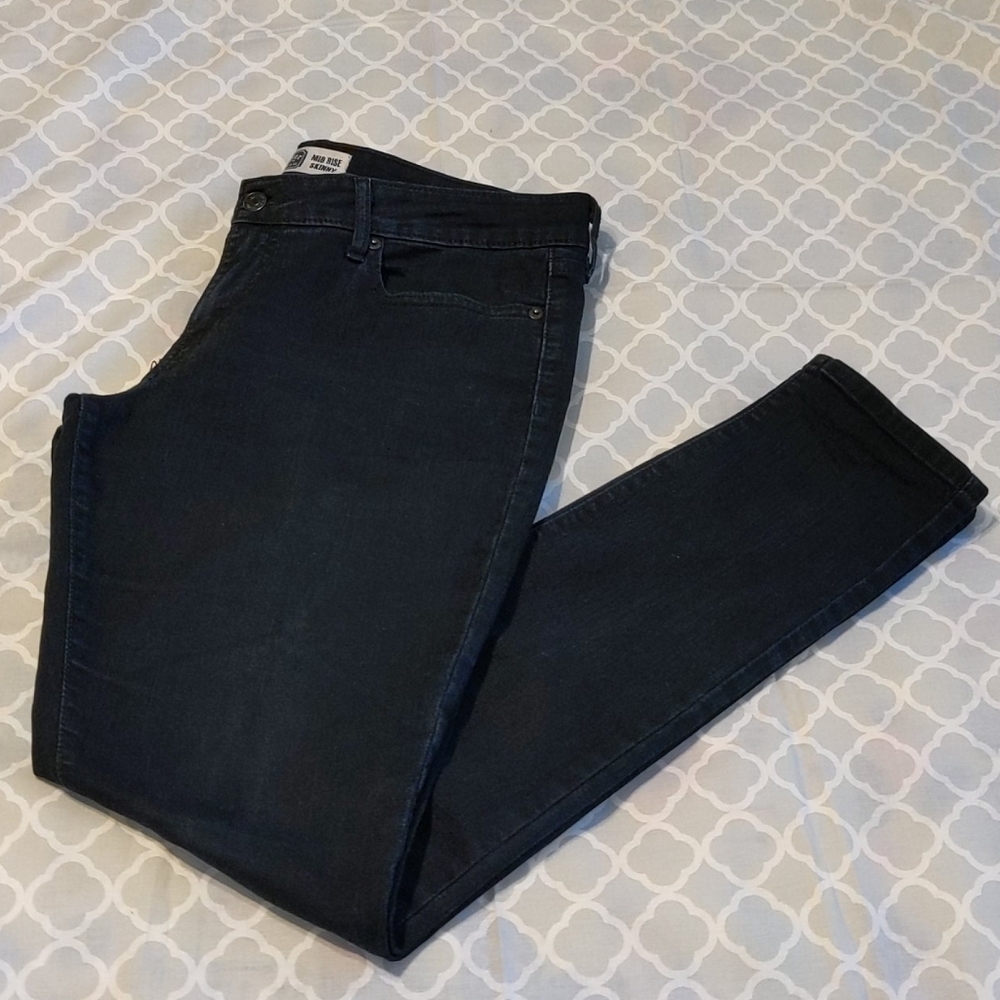 Black signature Levi mid rise skinny jeans